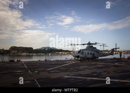 Korfu, Griechenland (21. Mai 2018) Der San Antonio-Klasse amphibious Transport dock USS New York (LPD 21) fährt Korfu, Griechenland, 21. Mai 2018, nach einer geplanten Hafen besichtigen. New York, seit der Abreise seinen Heimathafen von Mayport, Florida, hat eine nach vorn naval Präsenz, unterstützt Maritime Security Operations, Krisenbewältigung und Theater die sicherheitspolitische Zusammenarbeit in Europa, Afrika und dem Nahen Osten Theater. (U.S. Marine Corps Foto von Cpl. Juan A. Soto-Delgado/Freigegeben) Stockfoto