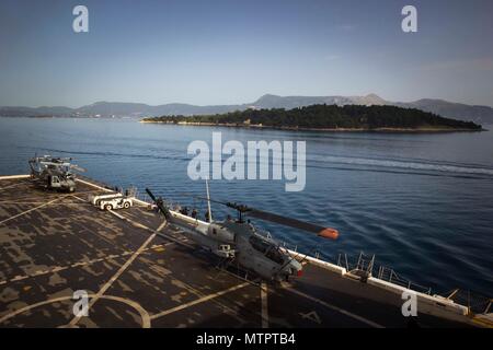 Korfu, Griechenland folgenden geplanten Hafen Besuch (21. Mai 2018) Der San Antonio-Klasse amphibious Transport dock USS New York (LPD 21) fährt Korfu, Griechenland, 21. Mai 2018. New York, seit der Abreise seinen Heimathafen von Mayport, Florida, hat eine nach vorn naval Präsenz, unterstützt Maritime Security Operations, Krisenbewältigung und Theater die sicherheitspolitische Zusammenarbeit in Europa, Afrika und dem Nahen Osten Theater. (U.S. Marine Corps Foto von Cpl. Juan A. Soto-Delgado/Freigegeben) Stockfoto