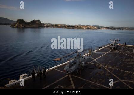 Korfu, Griechenland folgenden geplanten Hafen Besuch (17. Mai 2018) Der San Antonio-Klasse amphibious Transport dock USS New York (LPD 21) fährt Korfu, Griechenland, 21. Mai 2018. New York, seit der Abreise seinen Heimathafen von Mayport, Florida, hat eine nach vorn naval Präsenz, unterstützt Maritime Security Operations, Krisenbewältigung und Theater die sicherheitspolitische Zusammenarbeit in Europa, Afrika und dem Nahen Osten Theater. (U.S. Marine Corps Foto von Cpl. Juan A. Soto-Delgado/Freigegeben) Stockfoto