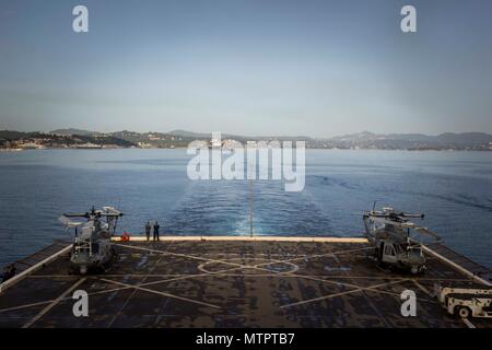 Korfu, Griechenland folgenden geplanten Hafen Besuch (17. Mai 2018) Der San Antonio-Klasse amphibious Transport dock USS New York (LPD 21) fährt Korfu, Griechenland, 21. Mai 2018. New York, seit der Abreise seinen Heimathafen von Mayport, Florida, hat eine nach vorn naval Präsenz, unterstützt Maritime Security Operations, Krisenbewältigung und Theater die sicherheitspolitische Zusammenarbeit in Europa, Afrika und dem Nahen Osten Theater. (U.S. Marine Corps Foto von Cpl. Juan A. Soto-Delgado/Freigegeben) Stockfoto