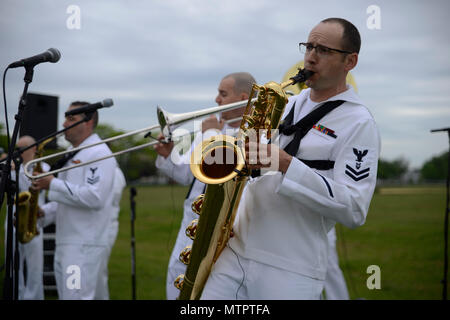 180522-N-RE 636-0029 Staten Island, New York (22. Mai 2018) Musiker 2. Klasse Matt Tremel, aus Minneapolis, ist ein Mitglied der US-Flotte Kräfte Band. Tremel,, die seit der vierten Klasse, der mit der Band an der United States Navy aviation Event bei Miller Feld in Staten Island für Fleet Week New York durchgeführt. Jetzt in seinem 30. Jahr, Fleet Week New York ist die Stadt der altehrwürdige Feier auf das Meer. Es ist eine einmalige Chance für die Bürger von New York und die umliegenden Tri-state-Area zu treffen Seemänner, Marinesoldaten und Küstenwache sowie Zeugnis firstha Stockfoto