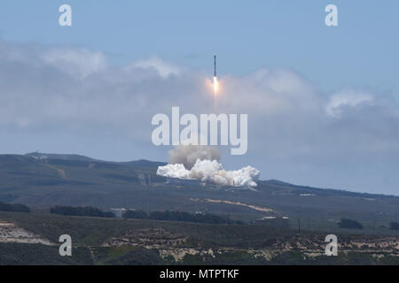 Team Vandenberg erfolgreich gestartet ein Falcon 9 Rakete Durchführung von Iridium und Gnade FO Nutzlasten von Space Launch Complex-4 hier, Dienstag, den 22. Mai um 12:47 Uhr PDT. Stockfoto