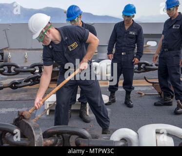 180521-N-GR 168-0054 Korfu, Griechenland (21. Mai 2018) Leutnant Blake Pauley, von Hudson, Ohio, entfernt die Reitschule Stopfen vom Anker Kette während Meer und anker detail auf der Fo'c's le der San Antonio-Klasse amphibious Transport dock Schiff USS New York (LPD-21) 21. Mai 2018. New York, homeported in Mayport, Florida, ist die Durchführung von naval Operations in den USA 6 Flotte Bereich der Maßnahmen zur Unterstützung der US-amerikanischen nationalen Sicherheit Interesse in Europa und Afrika. (U.S. Marine Foto von Mass Communication Specialist 2. Klasse Lyle Wilkie/Freigegeben) Stockfoto
