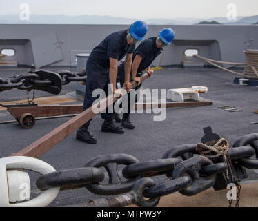 180521-N-GR 168-0100 Korfu, Griechenland (21. Mai 2018) Der Bootsmann Mate Seemann rekrutieren Gabriel Santillan, aus San Diego, Front, und der bootsmann Mate Seaman Christopher Williams, von Augusta, Georgia, heben Sie den Anker mit Kabel-Buchsen auf der Fo'c's le des amphibious Transport dock Schiff USS New York (LPD 21) Während das Meer und anker detail Mai 21, 2018 Kette. New York, homeported in Mayport, Florida, ist die Durchführung von naval Operations in den USA 6 Flotte Bereich der Maßnahmen zur Unterstützung der US-amerikanischen nationalen Sicherheit Interesse in Europa und Afrika. (U.S. Marine Foto von Mass Communication Specialist 2. Klasse Lyl Stockfoto