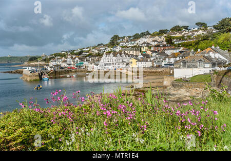 Blick über die malerische Küste des Fischerdorfes Mawes an der Cornish Küste in der Nähe von Falmouth, Cornwall, England, UK Stockfoto