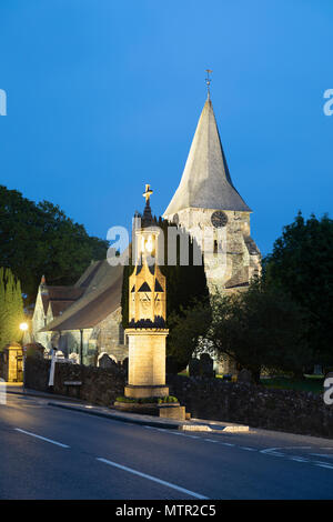 St. Bartholomä und das Kriegerdenkmal mit John kipling's Name eingeschrieben, in der Dämmerung, Burwash, High Weald, East Sussex, England, Großbritannien Stockfoto