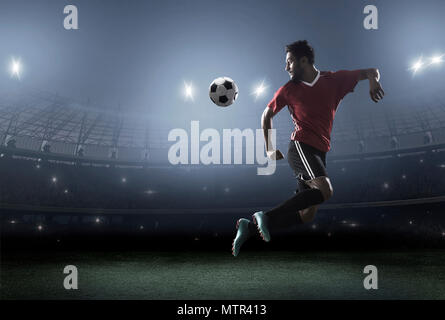 Fußball Spieler mit Fertigkeiten mit Ball im Stadion Stockfoto