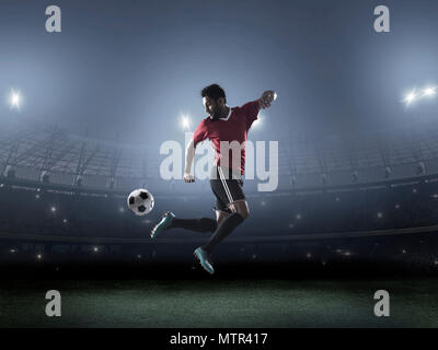 Fußball Spieler mit Fertigkeiten mit Ball im Stadion Stockfoto