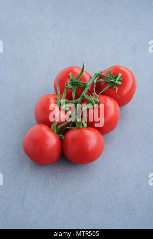 Tomaten auf dunklem Hintergrund Stockfoto