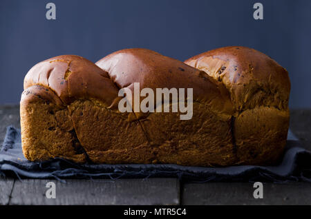 Hausgemachte Kuchen oder Torte Brot über dunklen Holztisch Stockfoto
