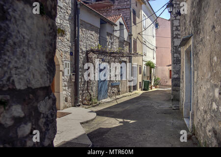 Istrien, Kroatien - April 2018 - eine schmale Straße in der Adria Küste Stadt Vrsar Stockfoto