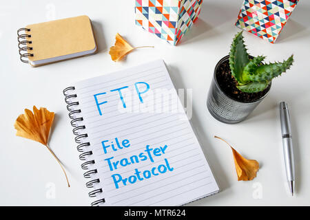 FTP File Transfer Protocol in einem Notebook auf weißem Tabelle geschrieben Stockfoto