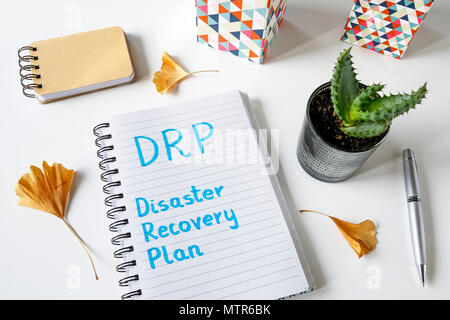 DRP Disaster Recovery Plan in einem Notebook auf weißem Tabelle geschrieben Stockfoto