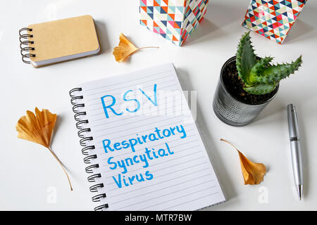 RSV Respiratory Syncytial Virus in einem Notebook auf weißem Tabelle geschrieben Stockfoto