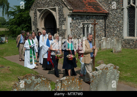 Am Walstans-Tag treffen sich die Pilger jährlich in der St. Walstan- und St. Marienkirche, um den Heiligen Walstan zu feiern und zu gedenken. Wallfahrtszug zum heiligen Walstans-Brunnen. Bawburgh, South Norfolk, England 2018, 2010er-Jahre HOMER SYKES Stockfoto