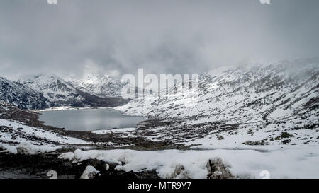 Sarathang See umgeben von schneebedeckten Bergen auf allen Seiten in der Nähe von changu See im Mai, Sikkim, Indien Stockfoto