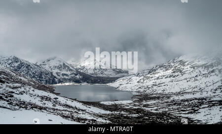 Sarathang See umgeben von schneebedeckten Bergen auf allen Seiten in der Nähe von changu See im Mai, Sikkim, Indien Stockfoto