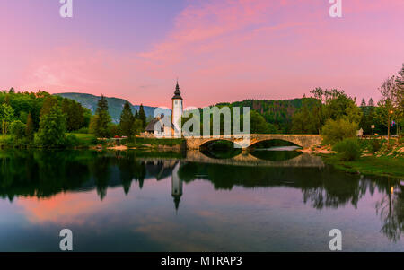 Der Sonnenuntergang am See Bonhinj, Slowenien Stockfoto