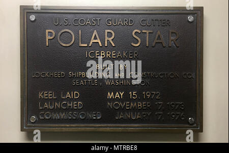 Der U.S. Coast Guard Cutter's Polar Star Informationen Plakat, Anzeigen, wenn die Schneidevorrichtung gebaut und eingeweiht wird, im Durchgang für alle Crewmitglieder und Besucher zu sehen, Jan. 5, 2017 montiert. Der Polar Star, werden sich 41 Jahre alt im Januar dieses Jahres und ist damit die älteste Icebreaker im aktiven Dienst und der Naval Muskel für Icebreaking Operationen, als Teil der National Science Foundation verwalteten US Antarctic Program. (U.S. Coast Guard Foto von Chief Petty Officer David Mosley) Stockfoto