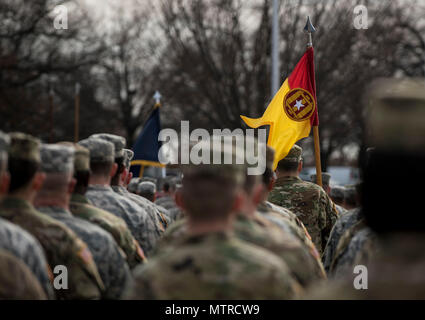 Eine Gruppe von etwa 90 US Army Reserve Soldaten aus dem 3. Transport Brigade (Auslandseinsätze), in Fort Belvoir, Virginia, März in einer Praxis, die Parade am Joint Base Myer-Henderson Hall, Virginia, am 31.01.19 Für die bevorstehenden Präsidentschaftswahlen Einweihung Parade in Washington, D.C. während der Proben vorzubereiten, U.S. Army Reserve Soldaten praktiziert mit der alten Garde, der US-Armee, West Point und die D.c. Nationalgarde, die etwa 500 Mitglieder und Kadetten betrugen. (U.S. Armee finden Foto von Master Sgt. Michel Sauret) Stockfoto