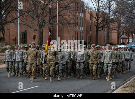 Eine Gruppe von etwa 90 US Army Reserve Soldaten aus dem 3. Transport Brigade (Auslandseinsätze), in Fort Belvoir, Virginia, März in einer Praxis, die Parade am Joint Base Myer-Henderson Hall, Virginia, am 31.01.19 Für die bevorstehenden Präsidentschaftswahlen Einweihung Parade in Washington, D.C. während der Proben vorzubereiten, U.S. Army Reserve Soldaten praktiziert mit der alten Garde, der US-Armee, West Point und die D.c. Nationalgarde, die etwa 500 Mitglieder und Kadetten betrugen. (U.S. Armee finden Foto von Master Sgt. Michel Sauret) Stockfoto