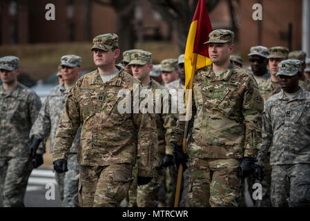 Eine Gruppe von etwa 90 US Army Reserve Soldaten aus dem 3. Transport Brigade (Auslandseinsätze), in Fort Belvoir, Virginia, März in einer Praxis, die Parade am Joint Base Myer-Henderson Hall, Virginia, am 31.01.19 Für die bevorstehenden Präsidentschaftswahlen Einweihung Parade in Washington, D.C. während der Proben vorzubereiten, U.S. Army Reserve Soldaten praktiziert mit der alten Garde, der US-Armee, West Point und die D.c. Nationalgarde, die etwa 500 Mitglieder und Kadetten betrugen. (U.S. Armee finden Foto von Master Sgt. Michel Sauret) Stockfoto