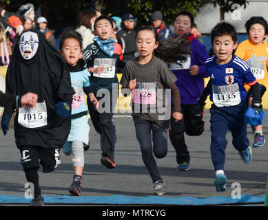 Kinder nehmen am2K's Kid Rennen während der 36. jährlichen Yokota Striders Erfrierungen Rennen bei Yokota Air Base, Japan, Jan. 15, 2017. Die Frostbite Rennen, das einer der Top 100 Rennen in Japan, entsprechend dem Yokota Striders geordnet wird, fördert die körperliche Fitness und die Freundschaft mit japanische Staatsangehörige. (U.S. Air Force Foto von älteren Flieger Baker) Stockfoto