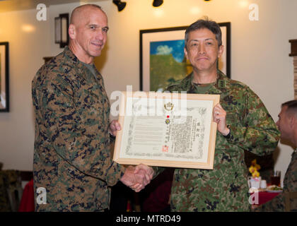 Japanese Self Defense Force Generalleutnant Takashi Motomatsu, 8. Division kommandierender General, erkennt US Marine Corps Generalmajor Richard Simcock II mit einer Auszeichnung während der Änderung des Befehls Empfang auf Lager Courtney, Okinawa, Japan, Jan. 20, 2017. Motomatsu und Simcock Angebot voneinander Abschied als Simock seinen Befehl von 3Rd Marine Division, Generalmajor Craig f. Timberlake verzichtet. (U.S. Marine Corps Foto von MCIPAC bekämpfen Kamera Lance Cpl. Jesus A. McCloud) Stockfoto