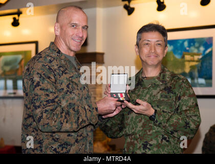 Japanese Self Defense Force Generalleutnant Takashi Motomatsu, 8. Division kommandierender General, erkennt US Marine Corps Generalmajor Richard Simcock II mit einer Auszeichnung während der Änderung des Befehls Empfang auf Lager Courtney, Okinawa, Japan, Jan. 20, 2017. Motomatsu und Simcock Angebot voneinander Abschied als Simock seinen Befehl von 3Rd Marine Division, Generalmajor Craig f. Timberlake aufgegeben. (U.S. Marine Corps Foto von Lance Cpl. Jesus A. McCloud) Stockfoto