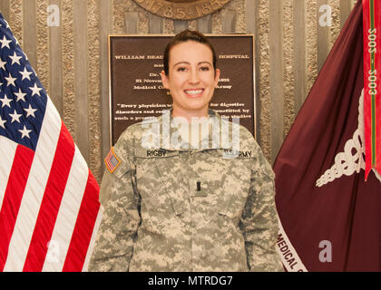 Hooper, Utah Eingeborener, 1 Lt Lindsey Rigby, Stationsschwester, William Beaumont Army Medical Center, ist eines der sieben ersten Leutnants während der Werbeaktion Zeremonie an Wbamc, Jan. 19 gefördert. William Beaumont Army Medical Center bietet ambulante Primary Care, Specialty Care, chirurgischen Versorgung, Notfallversorgung und stationäre Leistungen auf fast 100.000 Verteidigungsministerium in Betracht kommenden Begünstigten in Fort Bliss/El Paso, Texas und im südlichen New Mexico. Stockfoto