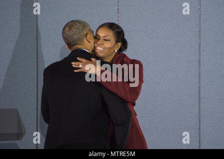 In der Joint Base Andrews, Maryland, am 20. Januar 2017, nahm der ehemalige Präsident Barack Obama First Lady Michelle nach seiner Abschiedsrede an. Während seiner achtjährigen Amtszeit reiste er an Bord der Air Force One über 600 Mal von und nach JBA und absolvierte nationale und internationale Reisen. Die Veranstaltung demonstriert zeremonielle Einhaltung, militärische Koordination, Sicherheitseinsätze, logistische Unterstützung der Luftwaffe, Planung für hochkarätige Regierungsfunktionen und die Durchführung von Reisen und öffentlichen Engagements des Präsidenten. Stockfoto