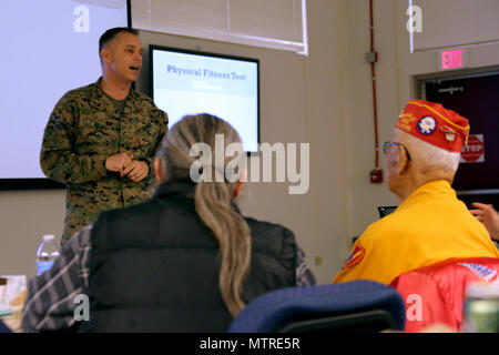 Brig. Gen. Matthew Glavy spricht mit Marines an Bord der Marine Corps Air Station Cherry Point, N.C., Jan. 17, 2017. Glavy sprach Marines Marine Unmanned Aerial Vehicle Squadron 2, Marine Flugzeuge Gruppe 14, 2. Marine Flugzeugflügel zugewiesen werden, in Bezug auf die Vergangenheit, Gegenwart und Zukunft des Marine Corps. Glavy ist die 2 MAW kommandierenden General. (U.S. Marine Corps Foto von Cpl. Jason Jimenez/Freigegeben) Stockfoto