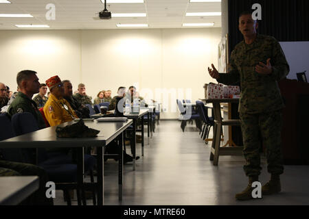 Brig. Gen. Matthew Glavy spricht mit Marines an Bord der Marine Corps Air Station Cherry Point, N.C., Jan. 17, 2017. Beide Glavy und Navajo Code Talker Thomas Begay sprach Marines Marine Unmanned Aerial Vehicle Squadron 2, Marine Flugzeuge Gruppe 14, 2. Marine Flugzeugflügel zugewiesen werden, in Bezug auf die Vergangenheit, Gegenwart und Zukunft des Marine Corps. Glavy ist die 2 MAW kommandierenden General. (U.S. Marine Corps Foto von Cpl. Jason Jimenez/Freigegeben) Stockfoto