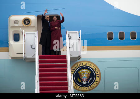 Der ehemalige Präsident Barack Obama und Michelle Obama verabschiedeten sich am 20. Januar 2017, als sie an Bord der Special Air Mission 44 in der Joint Base Andrews, Maryland, gingen. Diese Abreise folgte seiner Abschiedsrede. Während seiner achtjährigen Präsidentschaft reiste Obama ausgiebig und nutzte die Air Force One über 600 Mal für Inlands- und Auslandsreisen. Der Boarding-Prozess umfasste Protokollverfahren, Sicherheitsmaßnahmen und operative Unterstützung der Luftwaffe. Die Veranstaltung markierte den endgültigen Ausstieg des ehemaligen Präsidenten aus der Joint Base Andrews als Oberbefehlshaber. Stockfoto