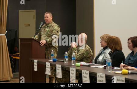 Ich Corps Stellvertretenden Kommandierenden General, Generalmajor Mark Stammer, Adressen das Publikum während einer Behavioral Health und Wellness Podiumsdiskussion 18.01.2016, Joint Base Lewis-McChord, Washington. Die 10-Personen Panel, bot die Gelegenheit, einige der Behavioral Health Herausforderungen service Mitglieder und Veteranen zu diskutieren, während aus dem Militär Übergang und wie Sie diese Ressourcen zu verbinden. (U.S. Armee Foto von Sgt. Youtoy Martin, 5 Mobile Public Affairs Abteilung) Stockfoto