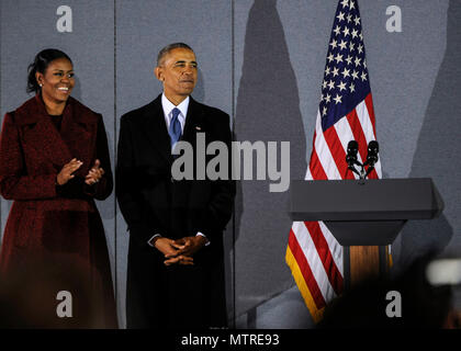 Der ehemalige US-Präsident Barack Obama steht neben seiner Frau Michelle, als die Menge jubelt, vor seiner Abschiedsrede an Joint Base Andrews, Md. Jan. 20, 2017. Während seiner Rede Obama nahm die militärische Mitglieder anwesend zu danken und die Montage der Errungenschaften unseres Landes in den letzten acht Jahren erreicht hat, zu erinnern. (U.S. Air Force Foto: Staff Sgt. Stephanie Morris) Stockfoto