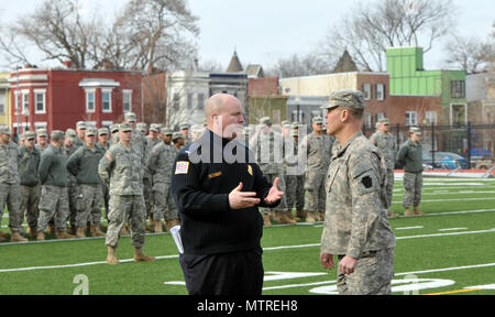 Oberstleutnant Richard Tylicki, Kommandant der 1. Staffel, 104 Cavalry Squadron in Philadelphia, Pa., und Leutnant Joseph Colin mit dem Metro Police Department in Washington, D.C. während einer Zeremonie Dunbar an der High School in Washington, D.C., Jan 19 zusammenarbeiten. Tylicki ist dem Kommandeur der Task Force bereit (darunter 260 militärischen Polizisten von 438Th Military die Kentucky's National Guard Polizei Unternehmen mit Sitz in Murray, Ky.) mit Pa Soldaten zur Unterstützung der 58 Präsidentschafts-einweihung dienen. Task Force bereit sind, die örtliche Polizei und Behörden mit Sicherheit für die Einweihung. T Stockfoto