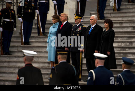 Us-Armee General Bradley A. Becker, Joint Task Force National Capital Region kommandierender General, begleitet US-Präsident Donald J. Trumpf, US-Vizepräsident Michael R. Pence, und ihren Gatten, während Sie das Passieren der Truppen auf der 58 Präsidentschafts-einweihung in Washington, D.C., Jan. 20, 2017. Mehr als 5.000 militärischen Mitgliedern aus über alle Niederlassungen der Streitkräfte der Vereinigten Staaten, einschließlich der Reserve und der National Guard Komponenten, sofern zeremoniellen Unterstützung und Verteidigung Unterstützung der zivilen Behörden bei der Eröffnungs-Periode. (DoD Foto von US Air Force Staff Sgt. M Stockfoto