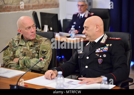 Lt. Gen Vincenzo Coppola (links), Kommandierender General "palidoro "Carabinieri spezialisiert und mobile Einheiten, sprechen mit Generalleutnant Karl D. Luckey (links), Kommandierender General der US Army Reserve Command, während des Besuchs im Center of Excellence für Stabilität Polizei Units (CoESPU) Vicenza, Italien, 20. Januar 2017. (U.S. Armee Foto von visuellen Informationen Spezialist Paolo Bovo/freigegeben) Stockfoto