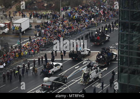 Massen von Menschen zusehen, wie die Präsidentschaftswahlen Fahrzeugkolonne fährt entlang der Pennsylvania Avenue in der 58th Presidential Inauguration in Washington, D.C., Jan. 20, 2017. Mehr als 5.000 militärischen Mitgliedern aus über alle Niederlassungen der Streitkräfte der Vereinigten Staaten, einschließlich der Reserve und der National Guard compnents, sofern zeremoniellen Unterstützung und Verteidigung Unterstützung der zivilen Behörden bei der Eröffnungs-Periode. (DoD Foto von US-Armee Pfc. Seara Marcsis) Stockfoto