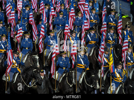 Studenten aus Culver Akademien Black Horse Truppe und Equestriennes Fahrt hinter dem Weißen Haus Überprüfungstandplatz in Washington D.C., während die 58 Präsidentschafts-einweihung Parade, Jan. 20, 2017. Mehr als 5.000 militärischen Mitgliedern aus über alle Niederlassungen der Streitkräfte der Vereinigten Staaten, einschließlich der Reserve und der National Guard Komponenten, sofern zeremoniellen Unterstützung und Verteidigung Unterstützung der zivilen Behörden bei der Eröffnungs-Periode. (DoD Foto von US Air Force Tech. Sgt. Trevor Tiernan) Stockfoto