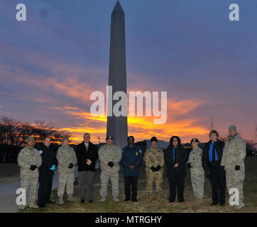 Die Mitglieder der 176. und 168 Sicherheitskräfte und die 287 Militärpolizei Unternehmen, von Alaska Air und Army National Guard Pause für ein Foto mit TSA Führung an einem Kontrollpunkt Sie Sicherheit für die in der Nähe des Washington Monument, 31.01.20, auf der 58 Präsidentschafts-einweihung zur Verfügung gestellt. Soldaten und Piloten von der National Guard sind zur Unterstützung der lokalen und föderalen Partnern eine sichere Inbetriebnahme zu gewährleisten. Mehr als 7500 Soldaten und Piloten aus 44 Mitgliedstaaten, 3 Territorien und dem Distrikt von Columbia sind arbeitet mit Partnern zusammen, um eine sichere und angenehme Umgebung zu schaffen. Die National Guard i Stockfoto