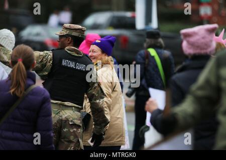 Sgt. Khaled Abelghany, Militär, Polizei, Offizier, im Distrikt von Columbia 273 . Militärpolizei Unternehmen, führt die Crowd control am 31.01.21, im März der Frauen in Washington, D.C. Soldaten wurden inszeniert an verschiedenen Spots rund um die National Mall marchers Unterstützung anzubieten. (Foto von Army National Guard Sgt. Tyrone Williams). Stockfoto