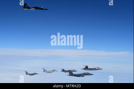 Ein 71St Fighter Training Squadron T-38 Talon fliegt über US Air Force, der französischen Luftwaffe und der Royal Air Force Flugzeuge während der atlantischen TRIDENT 17 in der Nähe von Joint Base Langley-Eustis, Virginia, 26. April 2017. Die US Air Force F-15E Strike Eagles und T-38 Talons spielte die Rolle der Widersacher Flugzeuge während der Übung, Prüfung der Kapazitäten der Koalition Team. Stockfoto