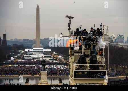 Mitglieder der Medien vorbereiten für die 58 Präsidentschafts-einweihung in Washington, D.C., Jan. 20, 2017. Mehr als 5.000 militärischen Mitgliedern aus über alle Niederlassungen der Streitkräfte der Vereinigten Staaten, einschließlich der Reserve und der National Guard Komponenten, sofern zeremoniellen Unterstützung und Verteidigung Unterstützung der zivilen Behörden bei der Eröffnungs-Periode. (DoD Foto von US Air Force Staff Sgt. Marianique Santos) Stockfoto