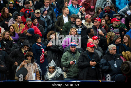 Zuschauer während der 58 Präsidentschafts-einweihung Parade in Washington, D.C., Jan. 20, 2017. Mehr als 5.000 militärischen Mitgliedern aus über alle Niederlassungen der Streitkräfte der Vereinigten Staaten, einschließlich der Reserve und der National Guard Komponenten, sofern zeremoniellen Unterstützung und Verteidigung Unterstützung der zivilen Behörden bei der Eröffnungs-Periode. (DoD Foto von US Air Force Staff Sgt. Marianique Santos) Stockfoto