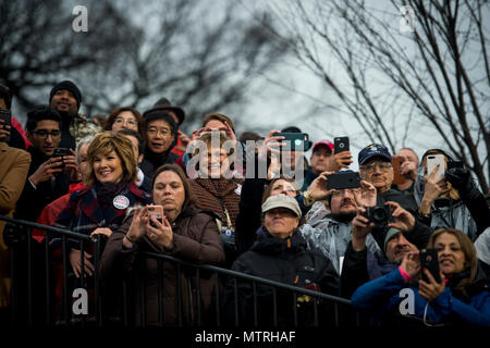 Zuschauer während der 58 Präsidentschafts-einweihung Parade in Washington, D.C., Jan. 20, 2017. Mehr als 5.000 militärischen Mitgliedern aus über alle Niederlassungen der Streitkräfte der Vereinigten Staaten, einschließlich der Reserve und der National Guard Komponenten, sofern zeremoniellen Unterstützung und Verteidigung Unterstützung der zivilen Behörden bei der Eröffnungs-Periode. (DoD Foto von US Air Force Staff Sgt. Marianique Santos) Stockfoto