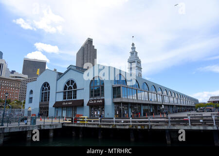 Mit Blick auf den Embarcadero auf den Hafen von San Francisco am 16. April 2018. Stockfoto