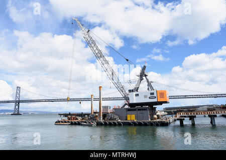 Mit Blick auf den Embarcadero auf den Hafen von San Francisco am 16. April 2018. Stockfoto