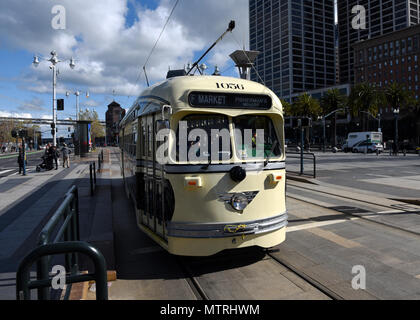 Blick auf 'F Markt & Werften Line" am Embarcadero der F- Markt und Kaianlagen Linie San Francisco am 16. April 2018. Stockfoto